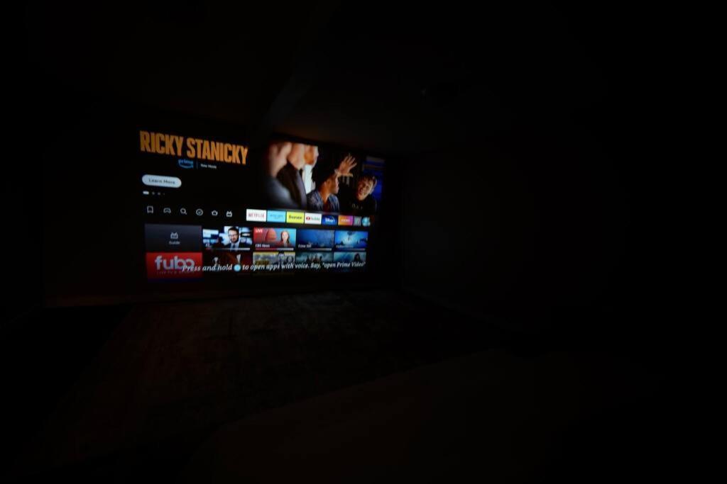Brand New Cozy Modern Bungalow W/Hot Tub+Movieroom 7 Min From Uptown Charlotte Luaran gambar