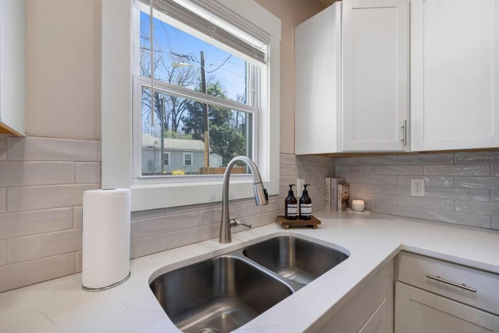 Brand New Cozy Modern Bungalow W/Hot Tub+Movieroom 7 Min From Uptown Charlotte Luaran gambar