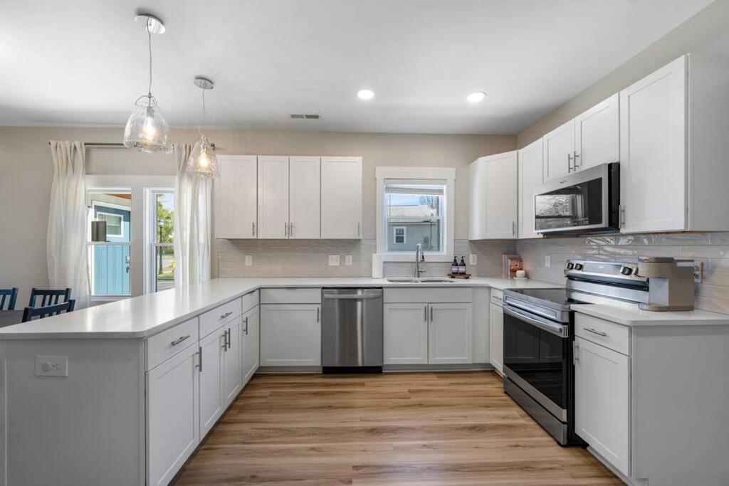Brand New Cozy Modern Bungalow W/Hot Tub+Movieroom 7 Min From Uptown Charlotte Luaran gambar