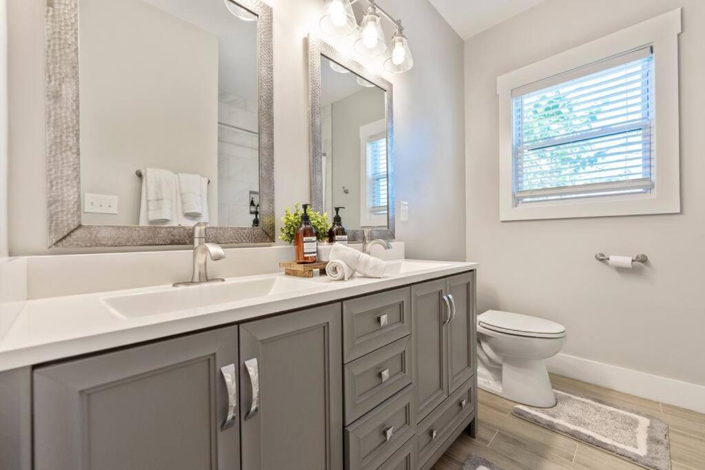 Brand New Cozy Modern Bungalow W/Hot Tub+Movieroom 7 Min From Uptown Charlotte Luaran gambar