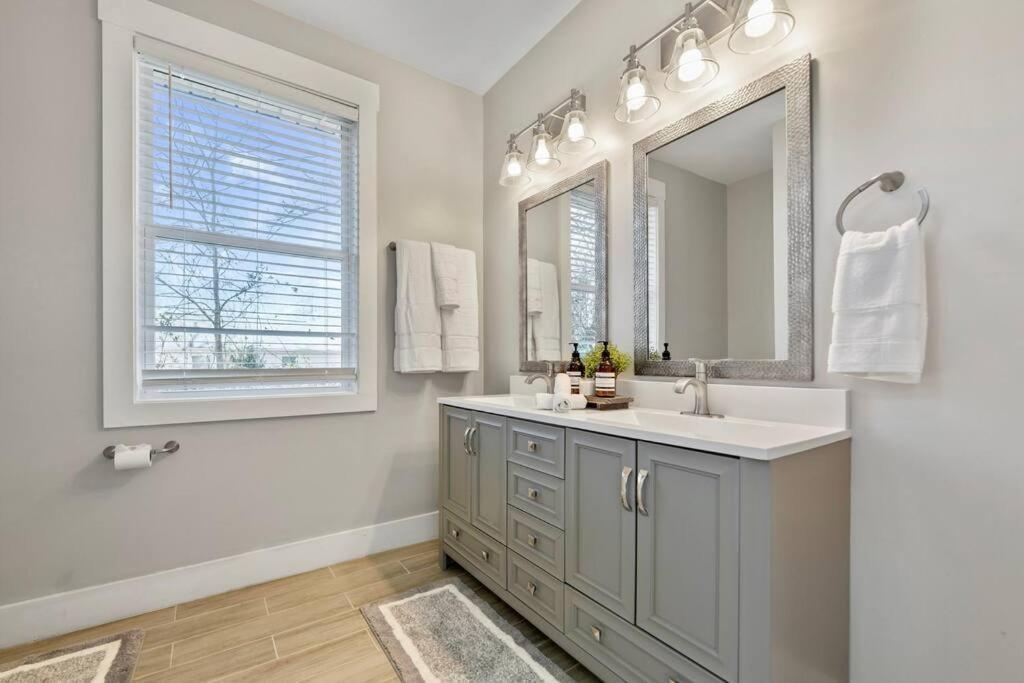 Brand New Cozy Modern Bungalow W/Hot Tub+Movieroom 7 Min From Uptown Charlotte Luaran gambar