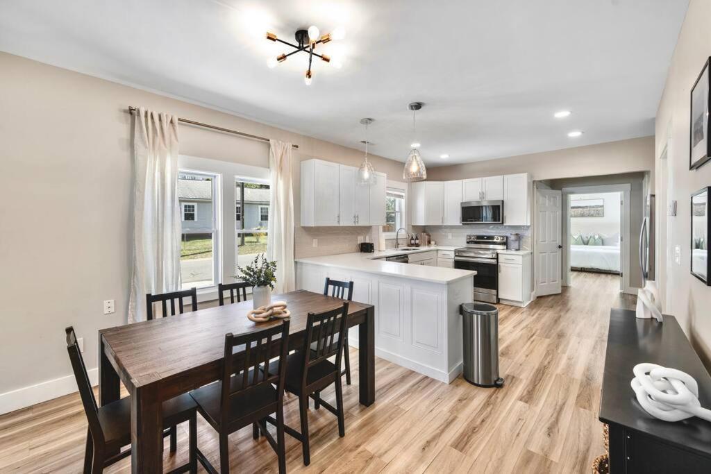 Brand New Cozy Modern Bungalow W/Hot Tub+Movieroom 7 Min From Uptown Charlotte Luaran gambar