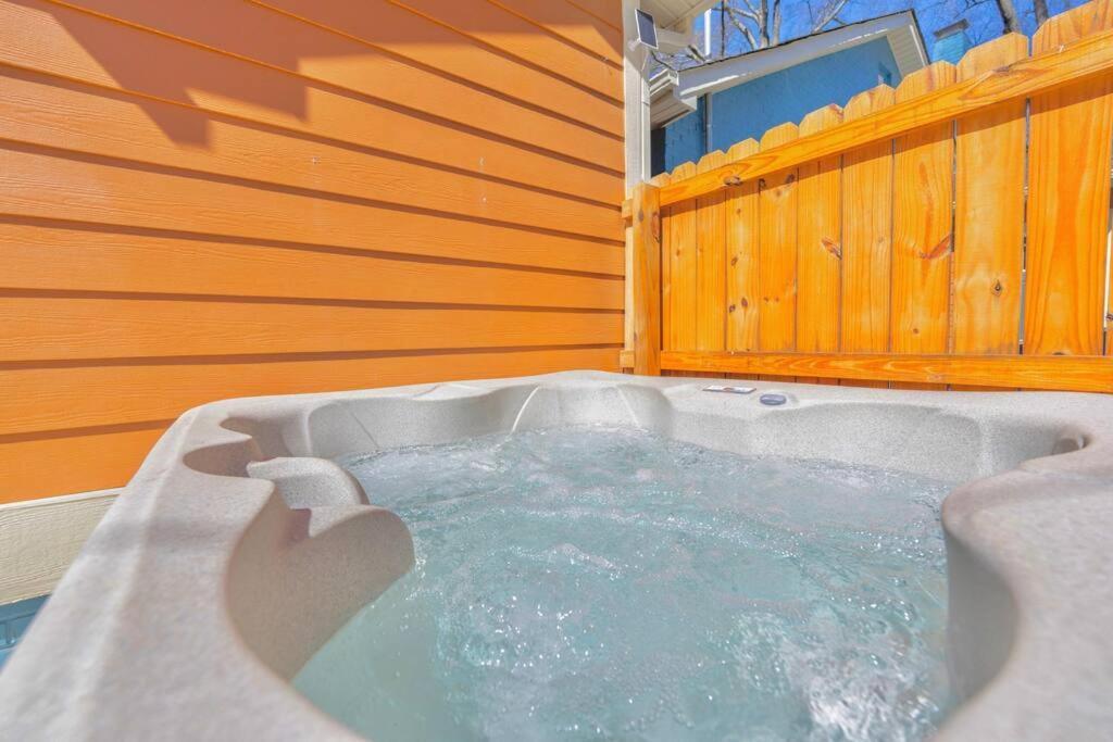 Brand New Cozy Modern Bungalow W/Hot Tub+Movieroom 7 Min From Uptown Charlotte Luaran gambar