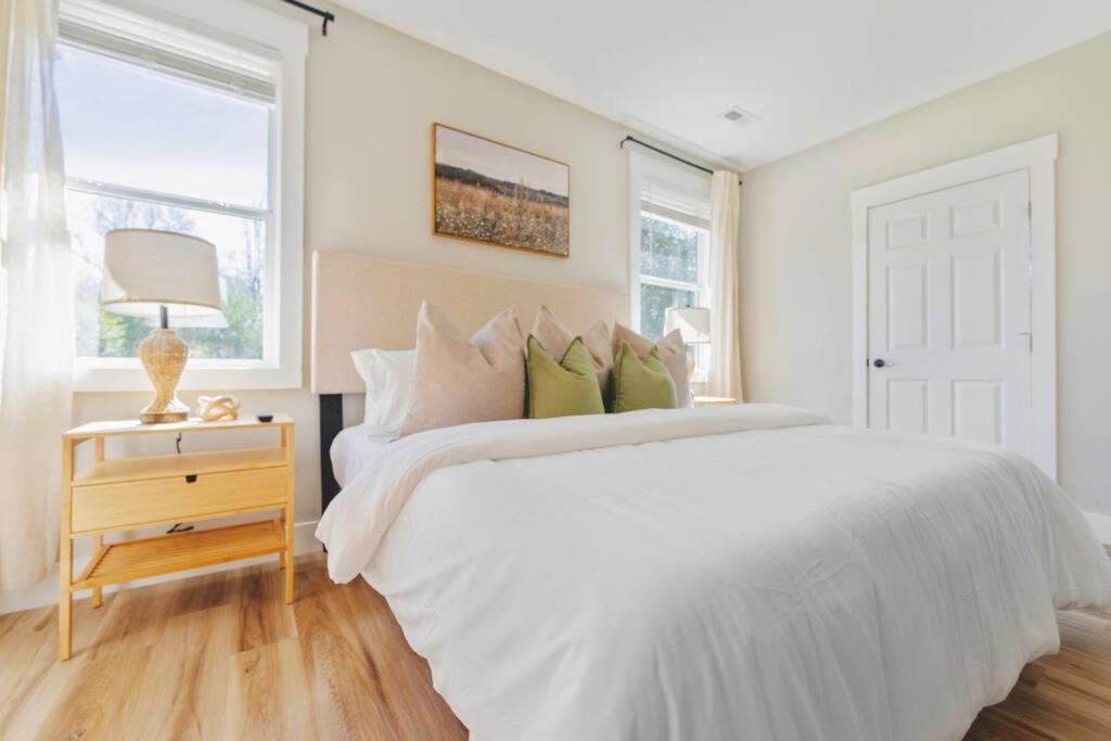 Brand New Cozy Modern Bungalow W/Hot Tub+Movieroom 7 Min From Uptown Charlotte Luaran gambar