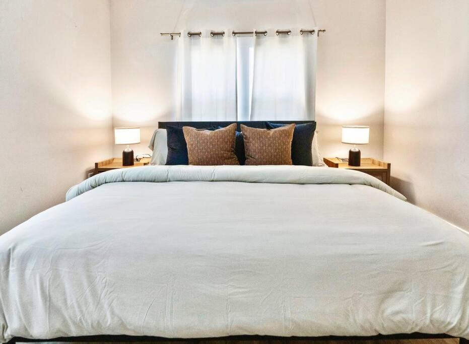 Brand New Cozy Modern Bungalow W/Hot Tub+Movieroom 7 Min From Uptown Charlotte Luaran gambar
