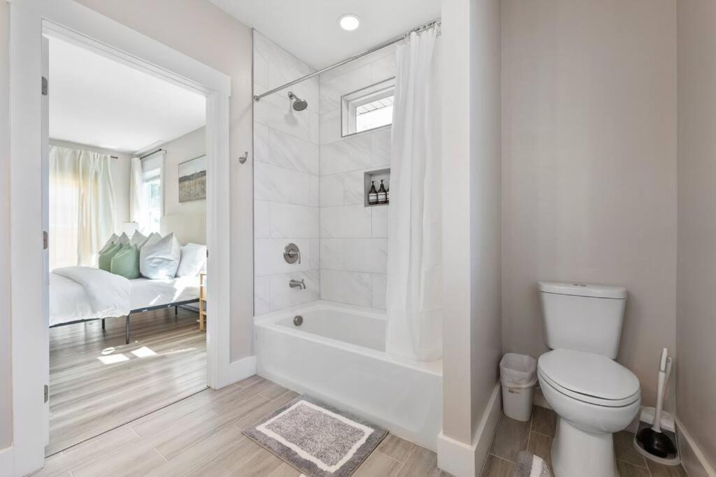 Brand New Cozy Modern Bungalow W/Hot Tub+Movieroom 7 Min From Uptown Charlotte Luaran gambar