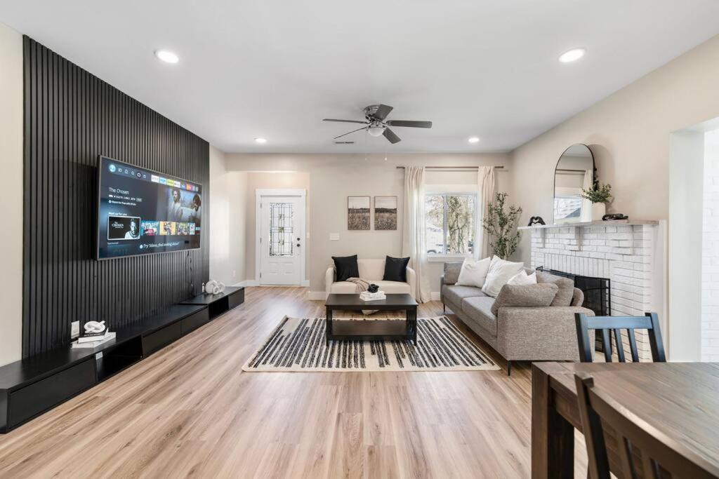 Brand New Cozy Modern Bungalow W/Hot Tub+Movieroom 7 Min From Uptown Charlotte Luaran gambar