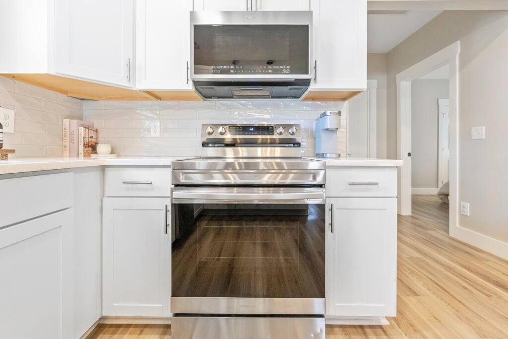 Brand New Cozy Modern Bungalow W/Hot Tub+Movieroom 7 Min From Uptown Charlotte Luaran gambar