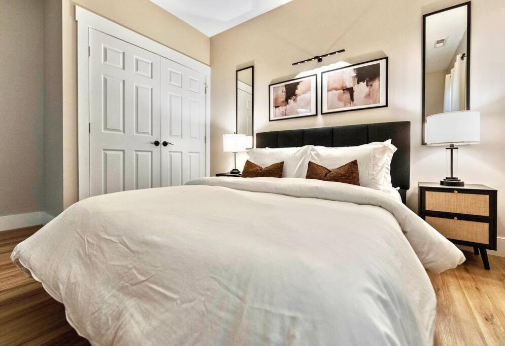Brand New Cozy Modern Bungalow W/Hot Tub+Movieroom 7 Min From Uptown Charlotte Luaran gambar
