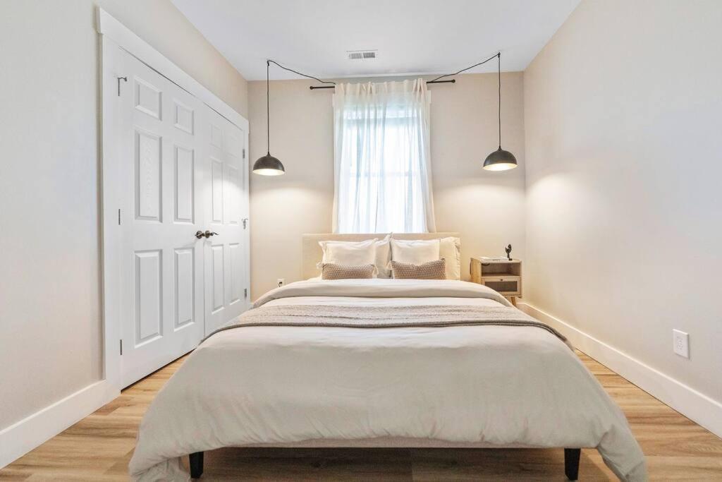Brand New Cozy Modern Bungalow W/Hot Tub+Movieroom 7 Min From Uptown Charlotte Luaran gambar