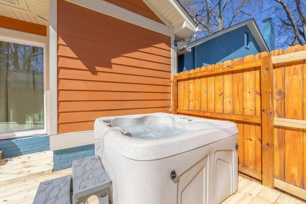 Brand New Cozy Modern Bungalow W/Hot Tub+Movieroom 7 Min From Uptown Charlotte Luaran gambar