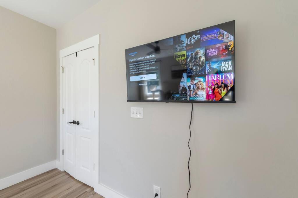 Brand New Cozy Modern Bungalow W/Hot Tub+Movieroom 7 Min From Uptown Charlotte Luaran gambar