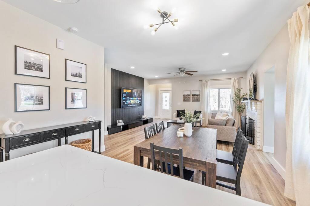 Brand New Cozy Modern Bungalow W/Hot Tub+Movieroom 7 Min From Uptown Charlotte Luaran gambar