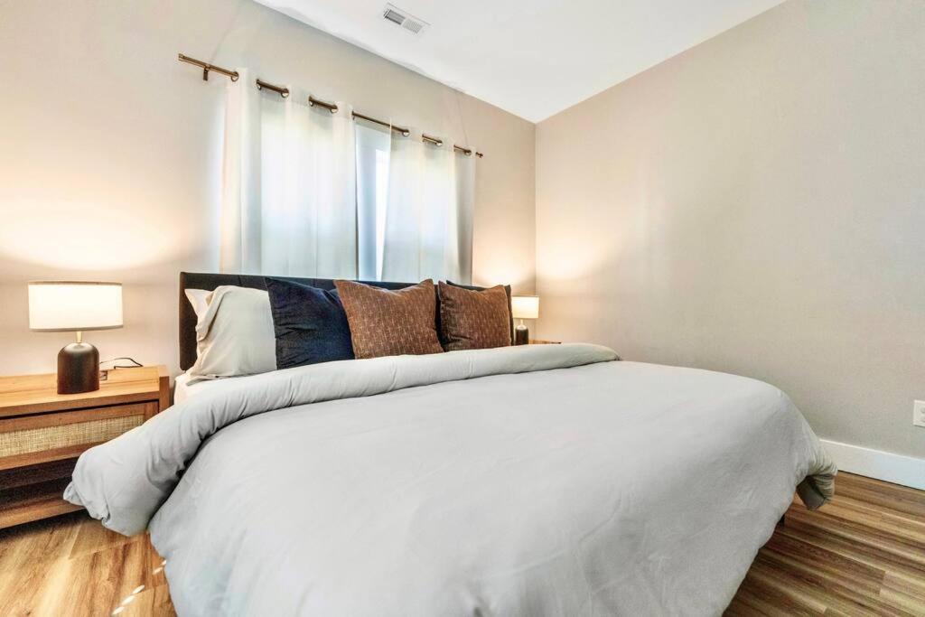 Brand New Cozy Modern Bungalow W/Hot Tub+Movieroom 7 Min From Uptown Charlotte Luaran gambar