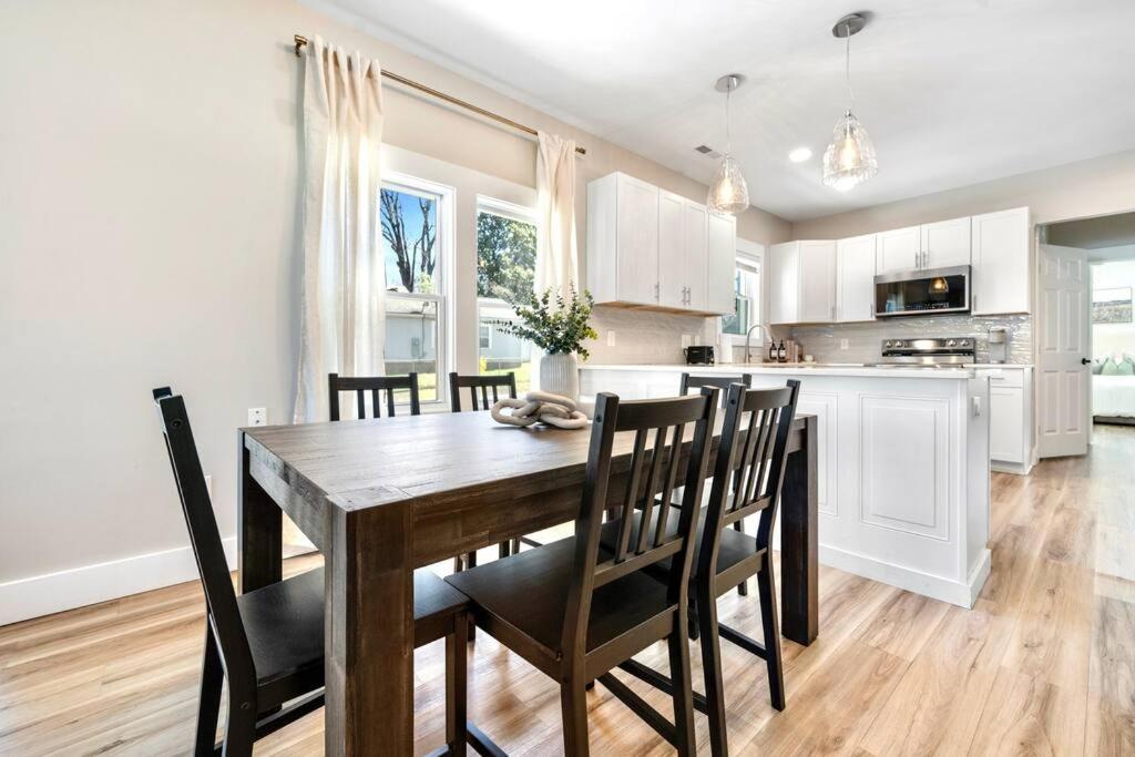 Brand New Cozy Modern Bungalow W/Hot Tub+Movieroom 7 Min From Uptown Charlotte Luaran gambar