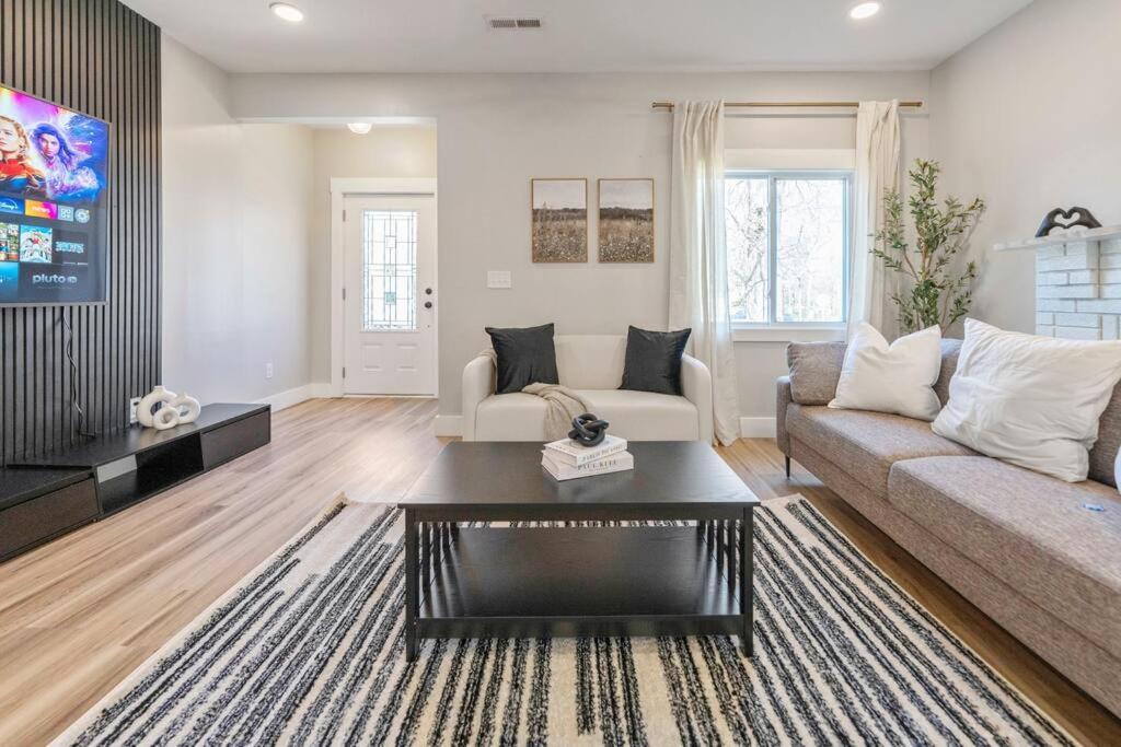 Brand New Cozy Modern Bungalow W/Hot Tub+Movieroom 7 Min From Uptown Charlotte Luaran gambar
